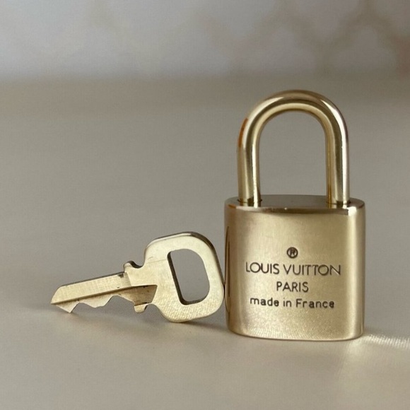 Authentic Louis Vuitton Lock & Key 🔐 - Picture 2 of 2